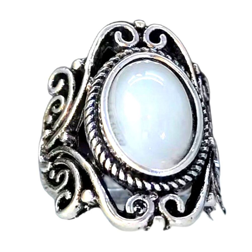 Beautiful Shiny Fashion Silver Alloy Ring Size: 7.5 Silver Tone